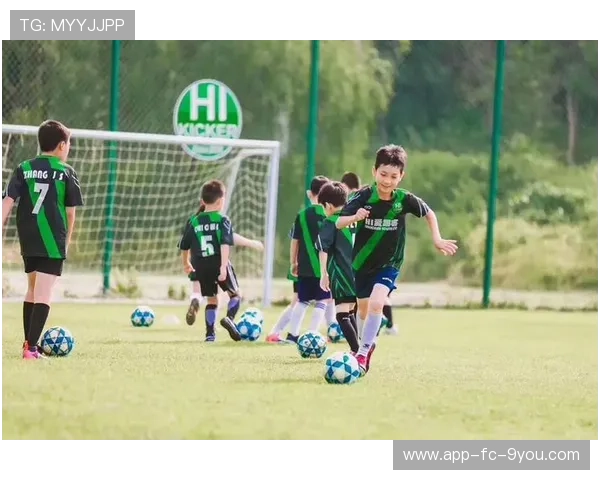 “青少年足球训练营：梦想启航的第一步”，青少年足球培训学校